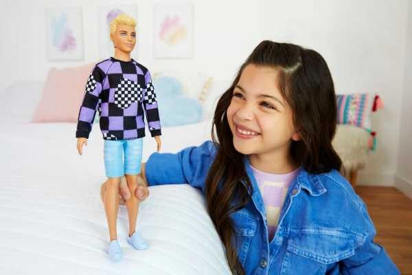  Ken® lelle, HBV25 - blonds, rūtains džemperis, šorti, Barbie® Fashionistas™ 2023. gada kolekcija